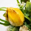 Mittelgroße Tischdekoration mit Tulpen